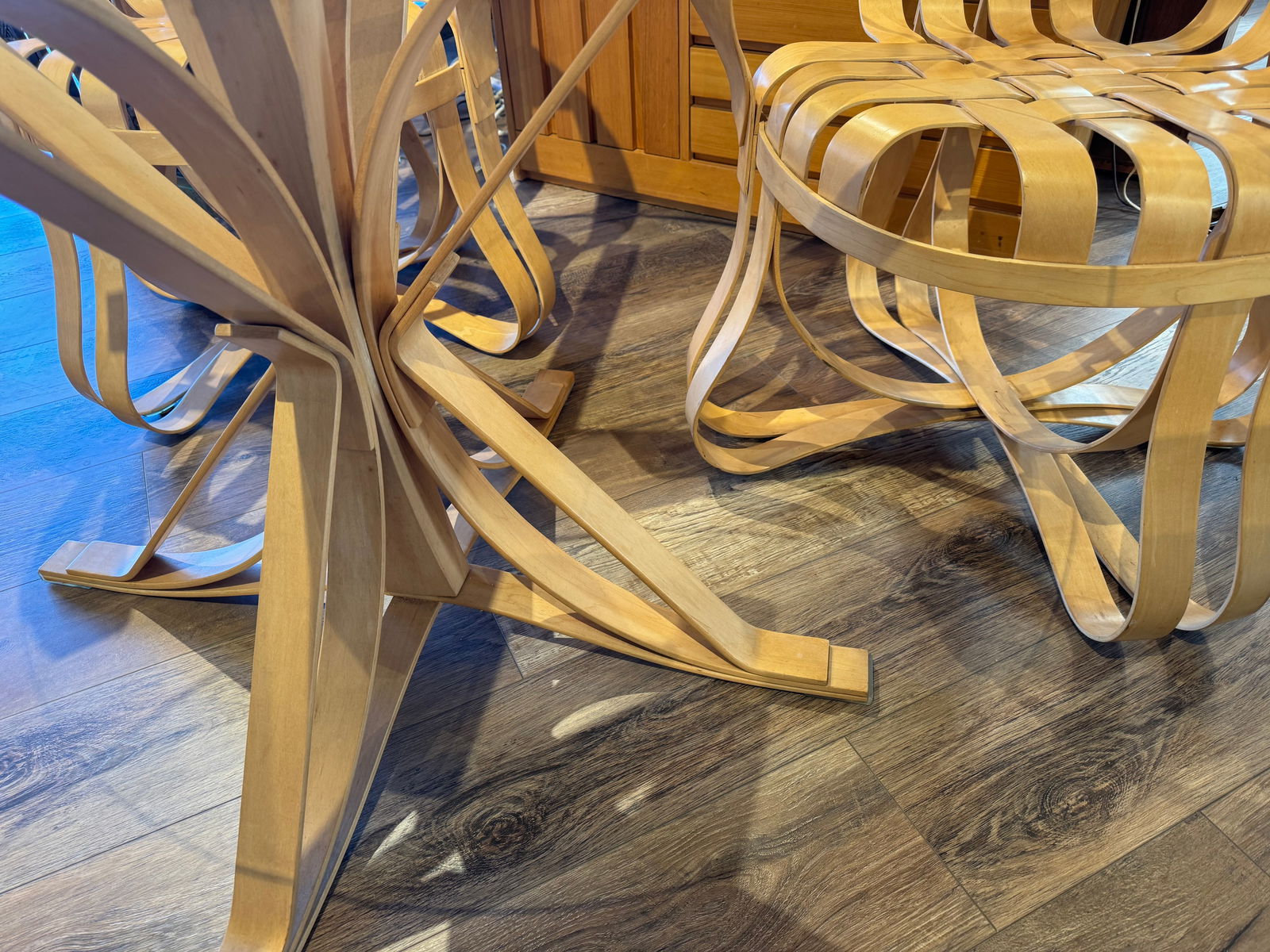 Frank Gehry Cross Check Chairs and Face Off Table Set of 3 - 8