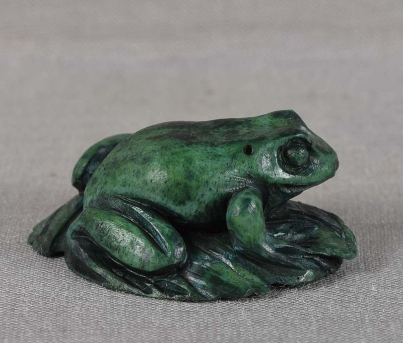 1930s stag antler netsuke FROG on leaf: 1930s netsuke carved out of stag antler in a shape of a frog crouching on a leaf. Nicely carved, beautiful green staining, in good condition. Length 1.35 inches. Reserve: $95.00 Shipping:Domestic: