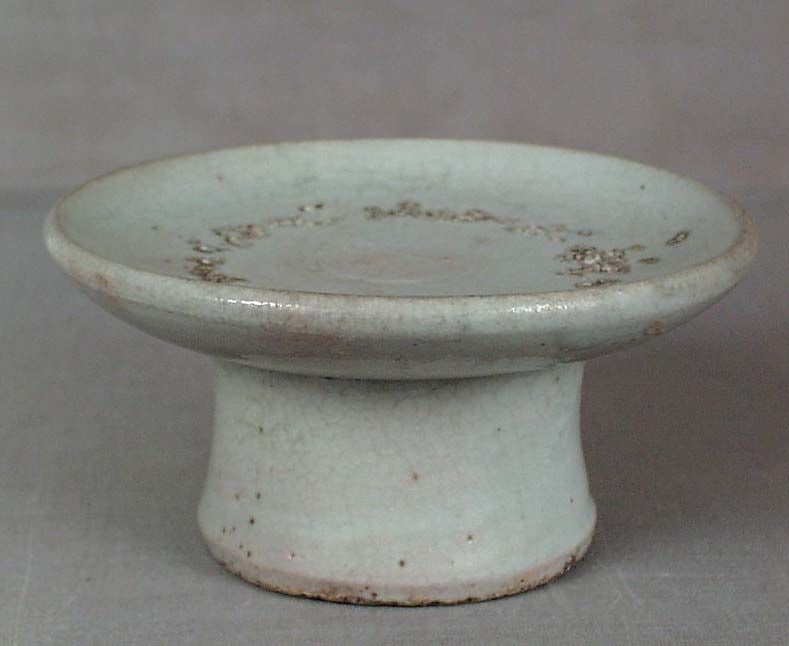 18/19c KOREAN PORCELAIN ritual DISH / STAND: Late 18th - early 19th century Korean porcelain dish used in ceremonial rites of ancestor worship. The dish is concave so that the ceremonial meat or cake could be placed on it. Simple round shape