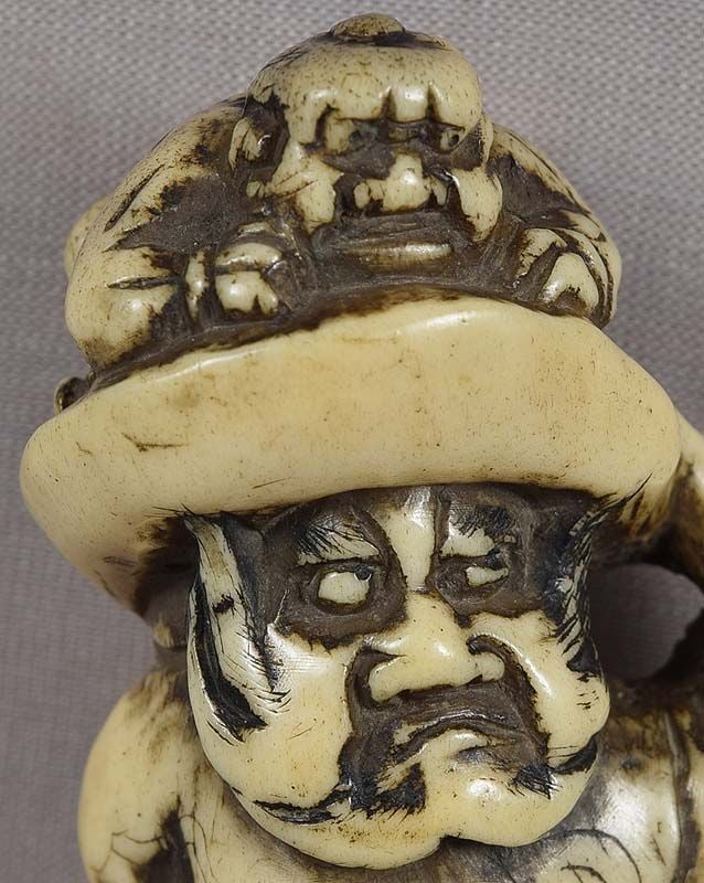 18c staghorn netsuke SHOKI with ONI & sword 10 cm - 3