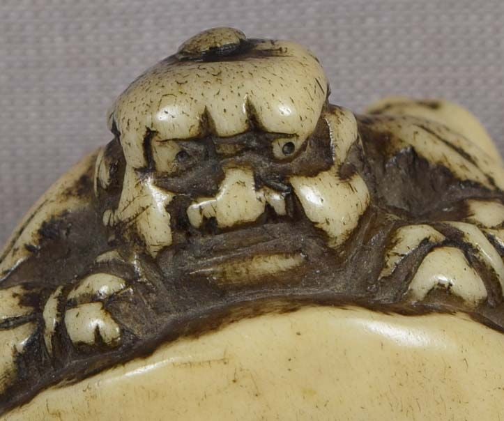18c staghorn netsuke SHOKI with ONI & sword 10 cm - 4