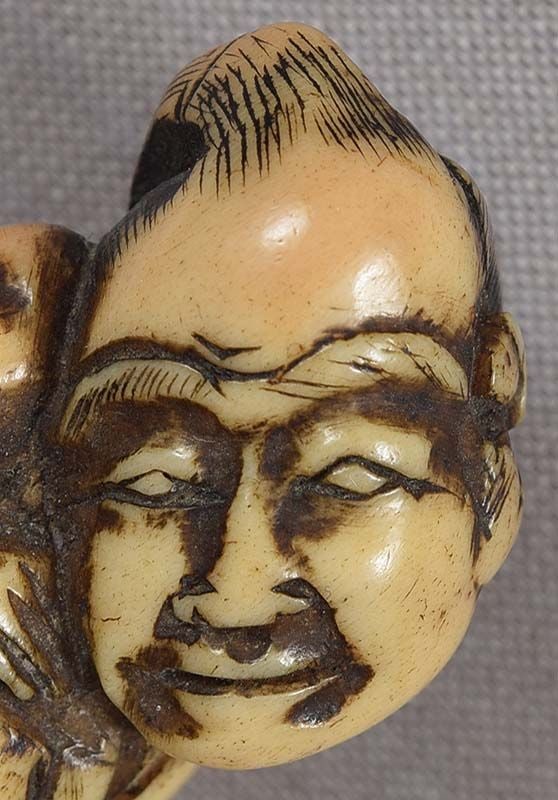 Early 19c staghorn netsuke FATHER & SON, SCARECROW robe - 2