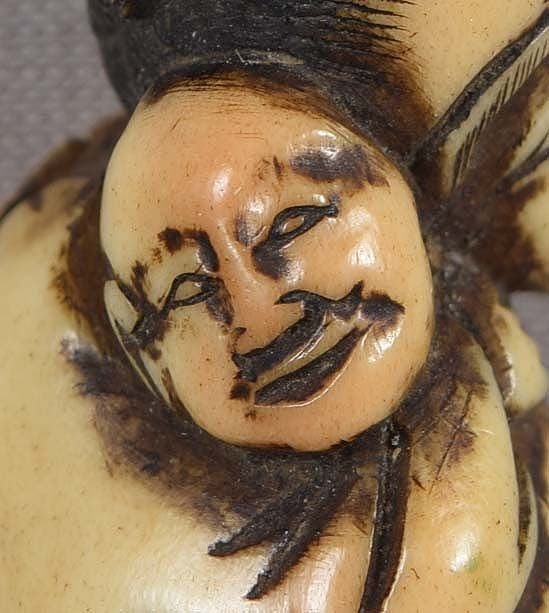 Early 19c staghorn netsuke FATHER & SON, SCARECROW robe - 5
