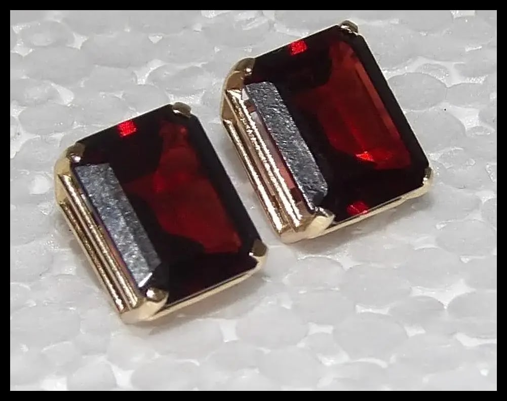 Pair of Garnet Stone Earrings in 14Kt Gold setting - 2