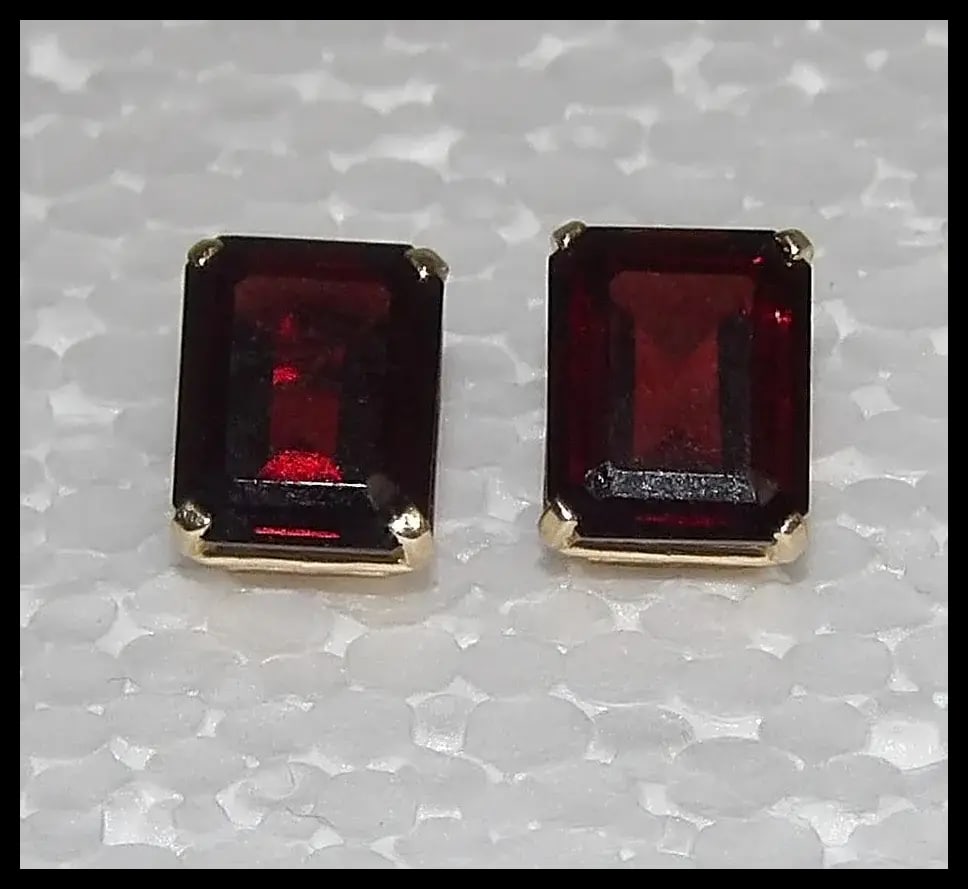 Pair of Garnet Stone Earrings in 14Kt Gold setting - 3