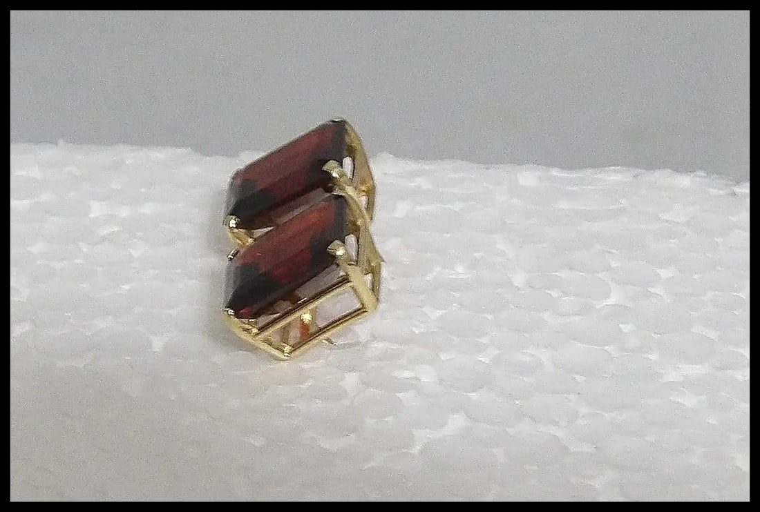 Pair of Garnet Stone Earrings in 14Kt Gold setting - 4