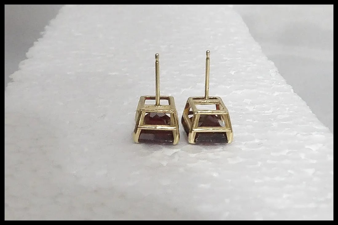 Pair of Garnet Stone Earrings in 14Kt Gold setting - 6