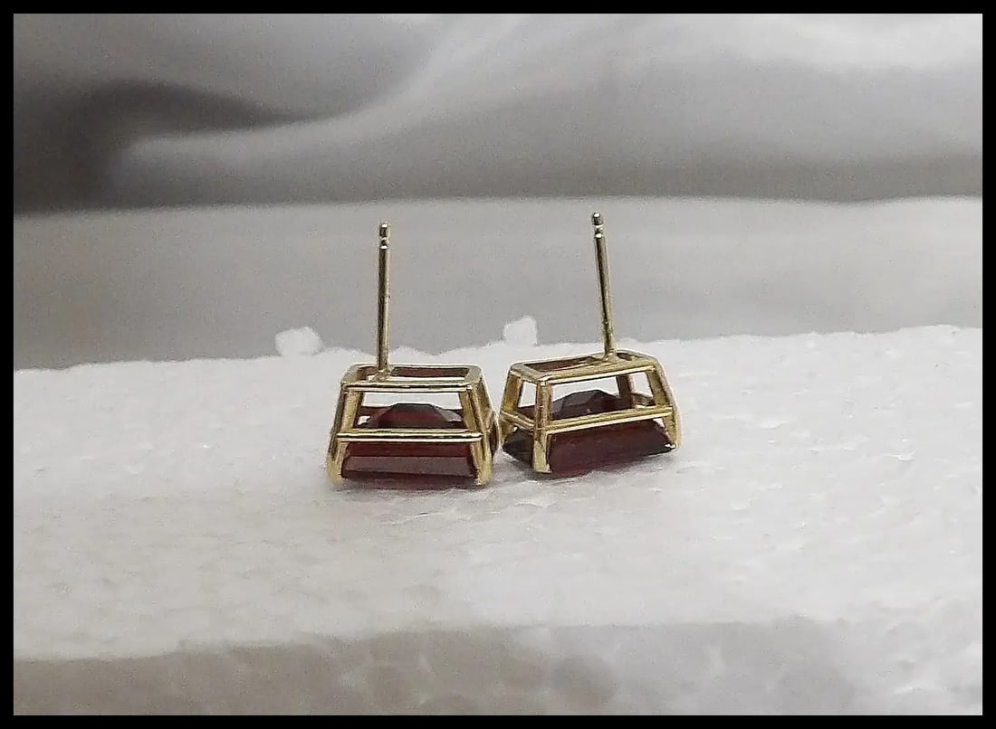 Pair of Garnet Stone Earrings in 14Kt Gold setting - 7