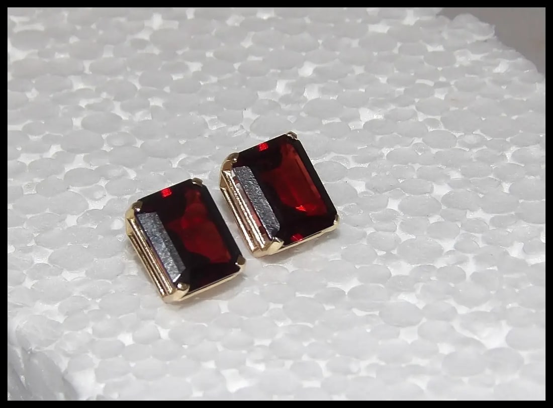 Pair of Garnet Stone Earrings in 14Kt Gold setting - 8