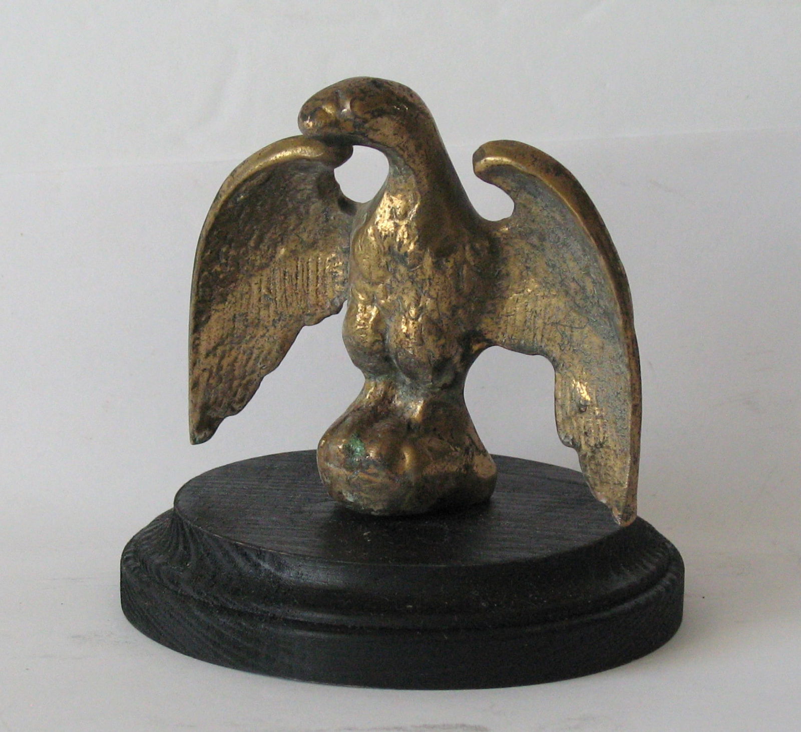 Vintage cast brass eagle paper weight. (1 of 4)