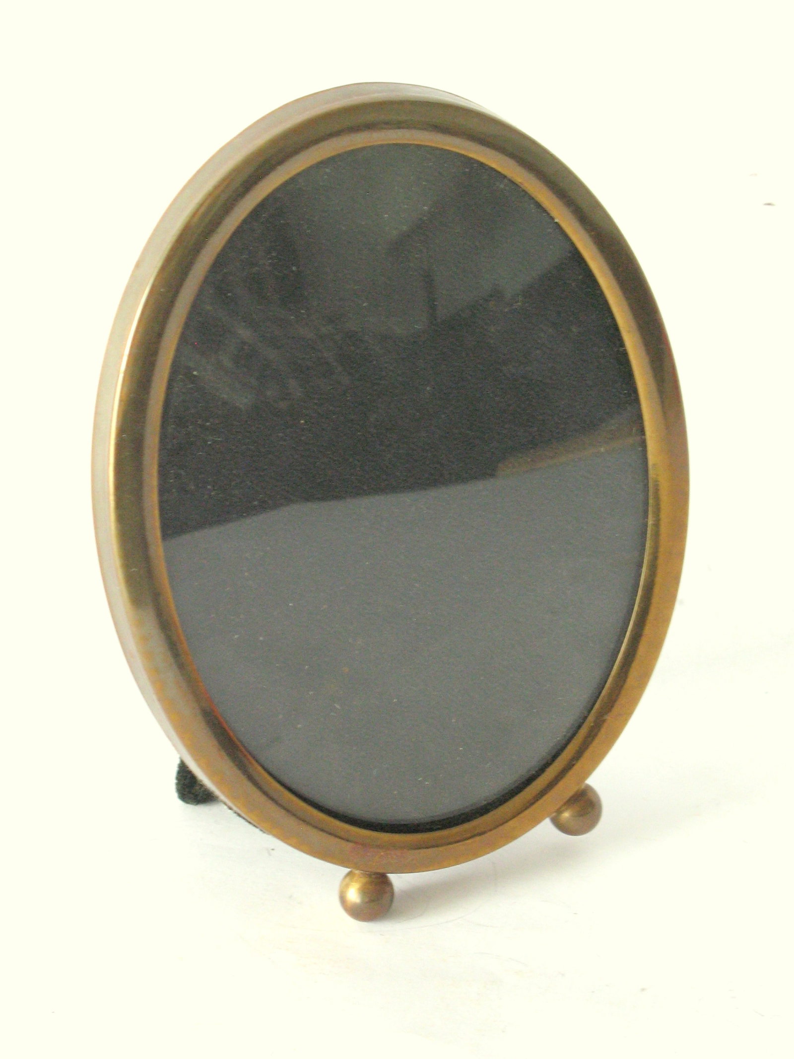 Antique oval brass picture frame. (1 of 3)