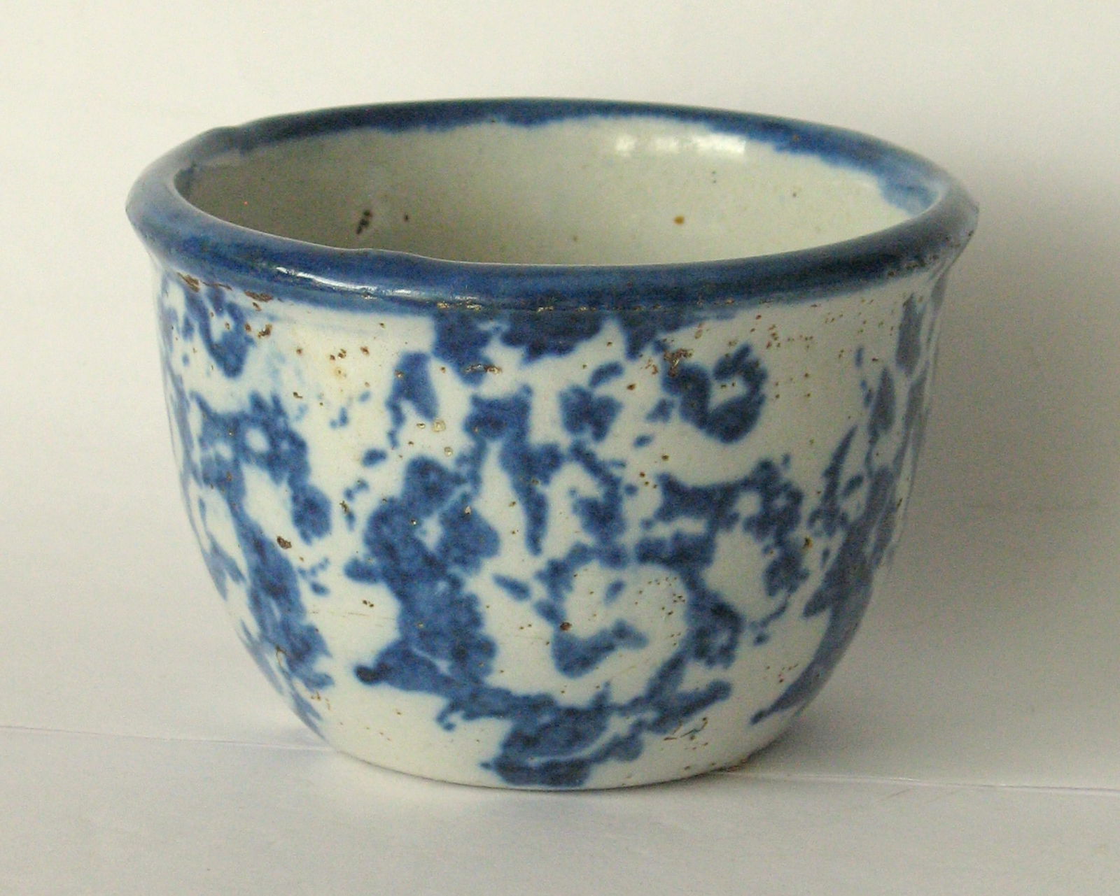 Antique blue & white sponge ware custard cup. (1 of 2)