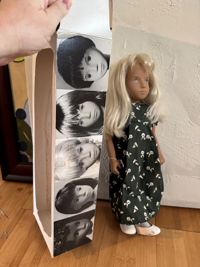 SASHA 16” Doll Long Green Dress, Blonde Trendon England w/box - 2