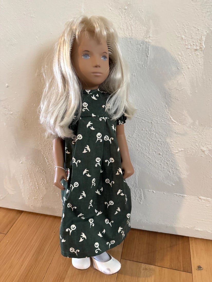 SASHA 16” Doll Long Green Dress, Blonde Trendon England w/box - 4