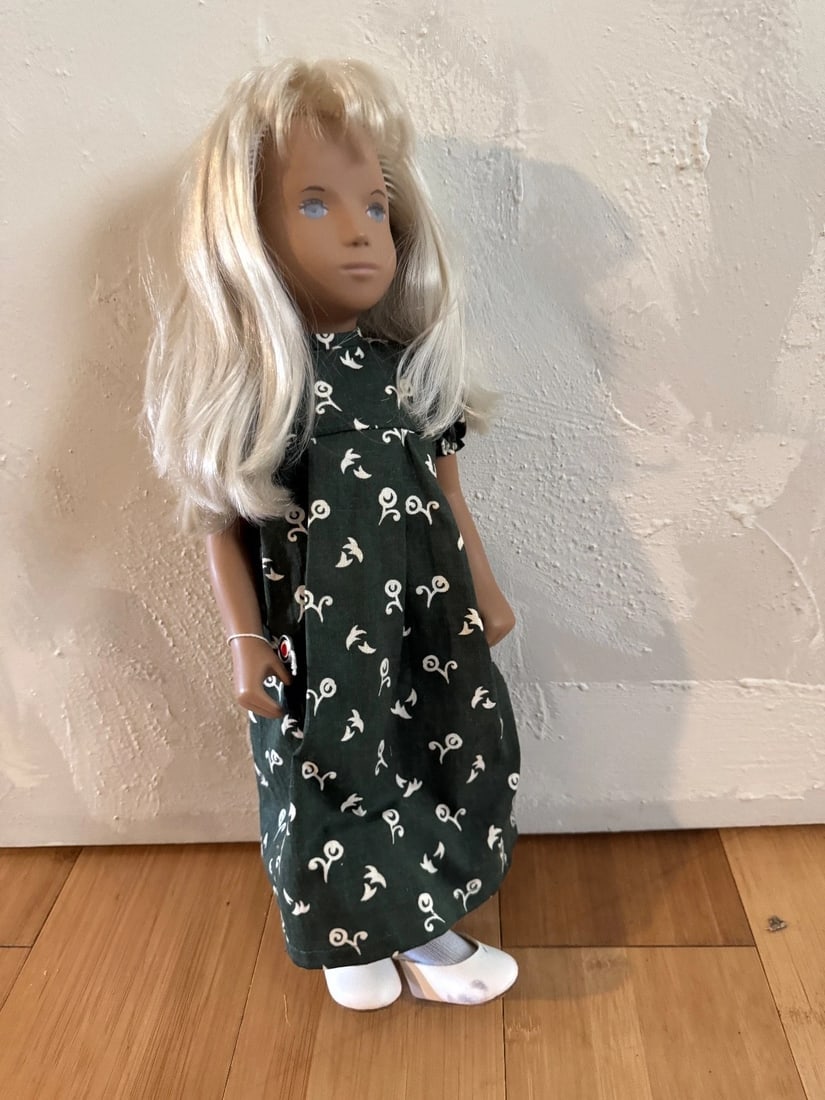 SASHA 16” Doll Long Green Dress, Blonde Trendon England w/box - 5
