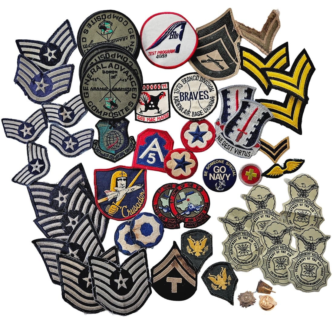 Assorted Vintage and Modern US Military Patches and Pins: Title: Assorted Vintage and Modern US Military Patches and Pins Description: 30+ embroidered patches Circa 1940s-1950s Primarily US Army and Air Force Patches range in era from WWII to the modern day.