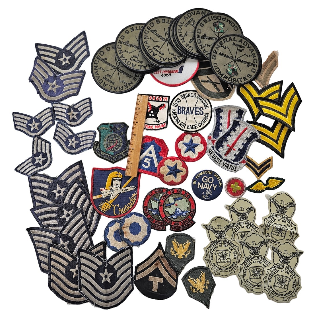 Assorted Vintage and Modern US Military Patches and Pins - 8