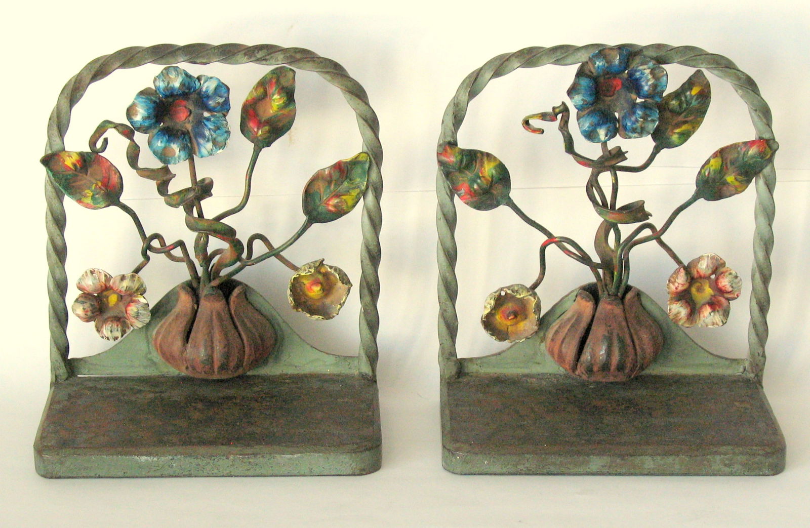 Antique cast iron stylized flowers bookends. (1 of 4)