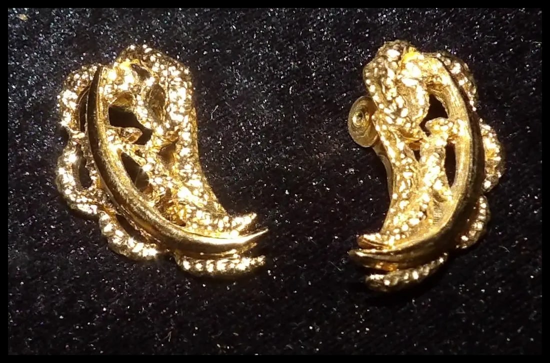 Monet Gold Tone Clip on Earrings Leaf Shape - 3