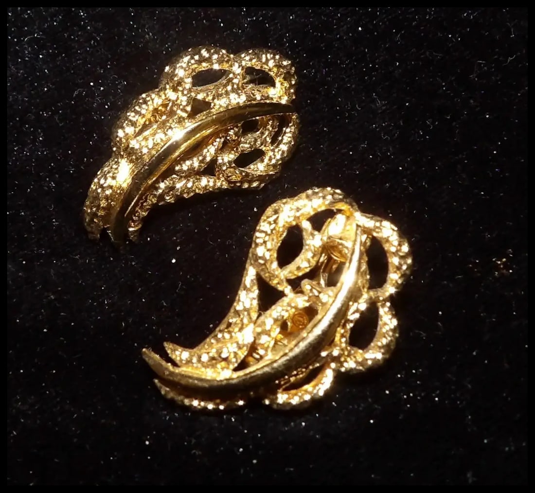 Monet Gold Tone Clip on Earrings Leaf Shape - 6