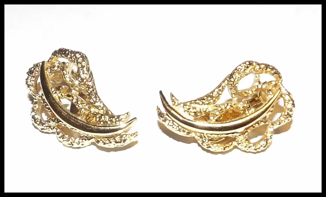 Monet Gold Tone Clip on Earrings Leaf Shape - 7