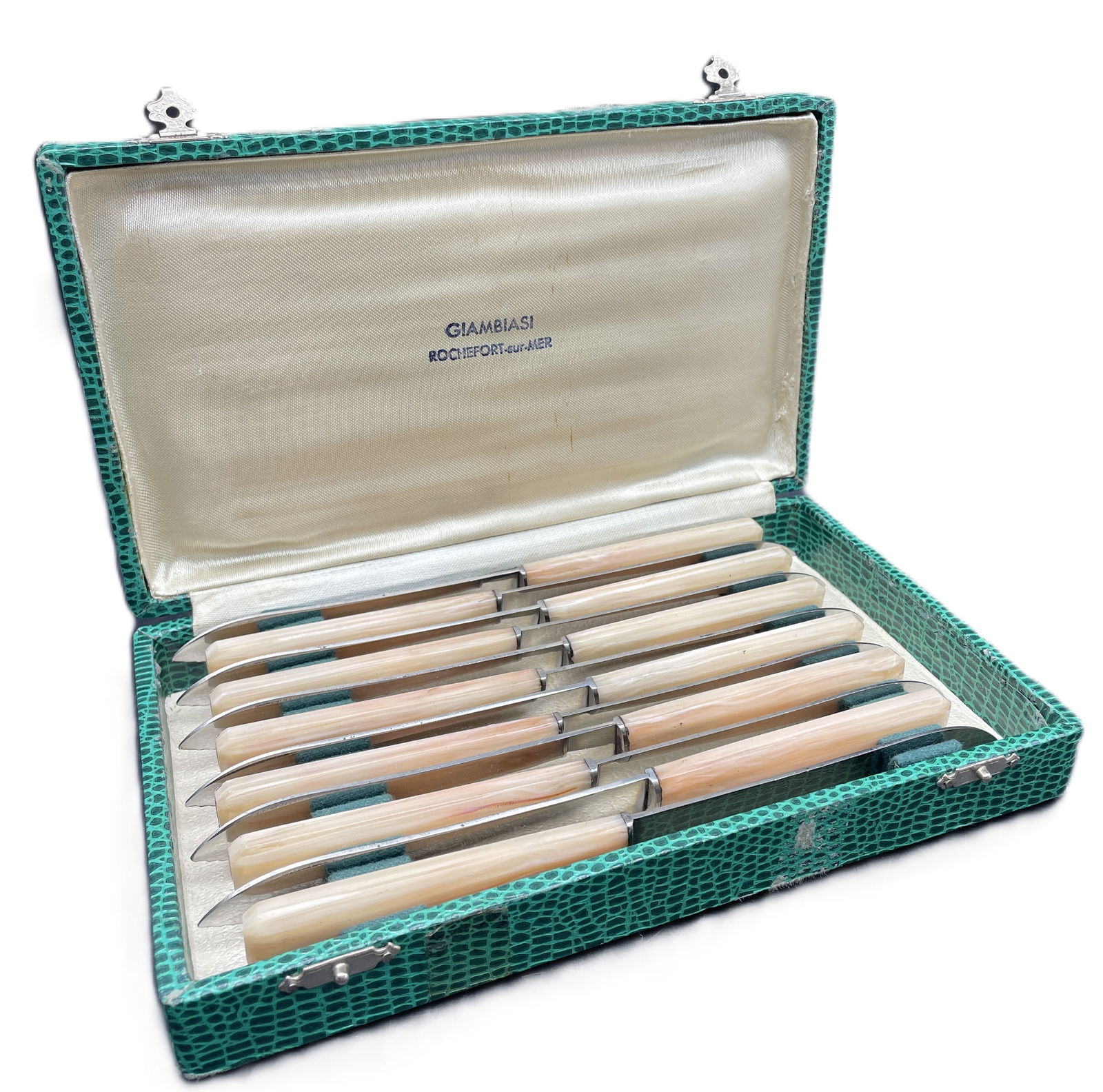 Antique French Indemanchable Knives Ivory Handles and Box: Date/Period: unknownDimension: knives are 7.75" longMaterial: mixed materialsAdditional Information: Antique French Indemanchable Knives Ivory colored Handles with a pretty veining, and Box 