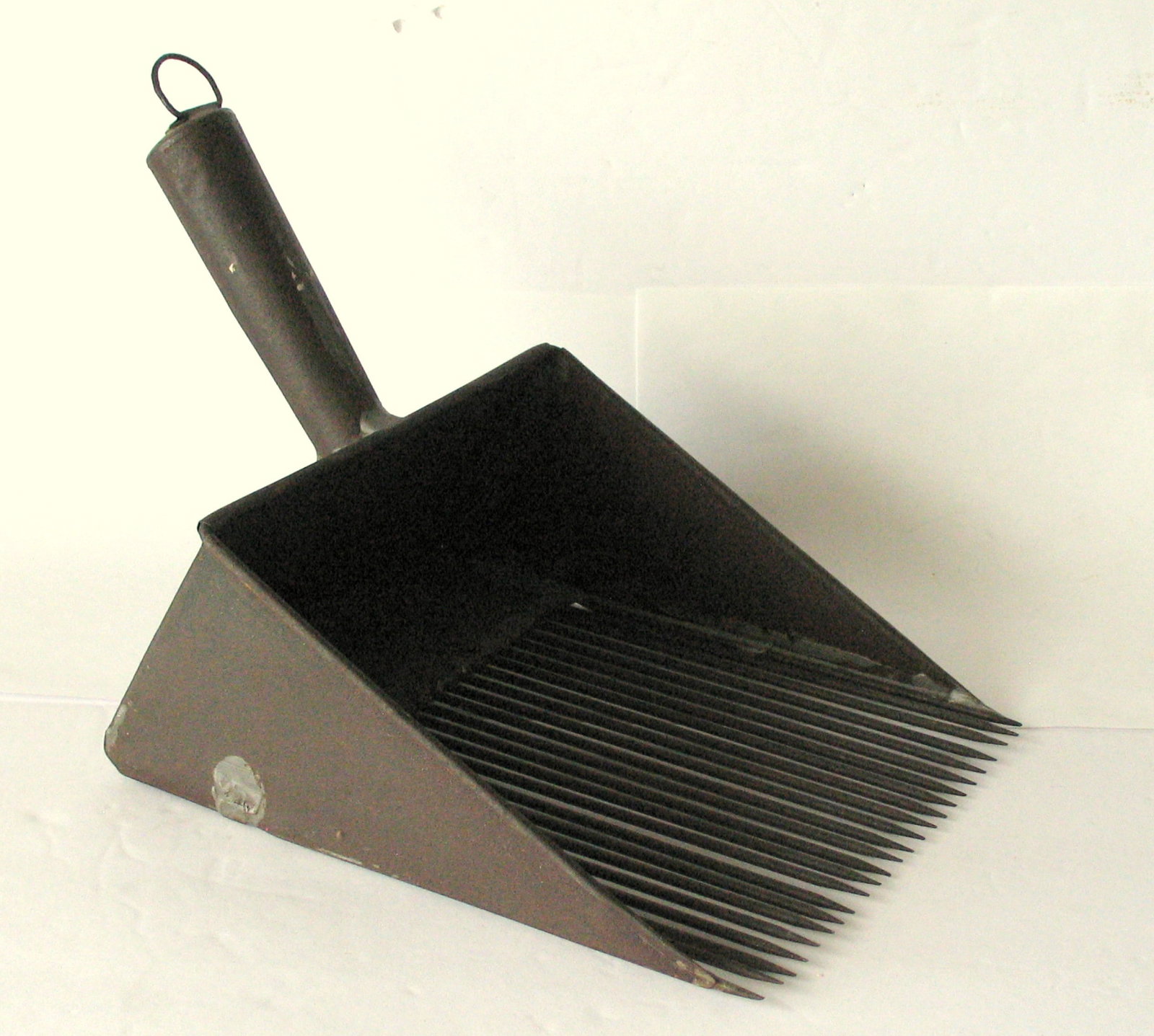 Antique Tinsmith made New England cranberry rake (1 of 4)