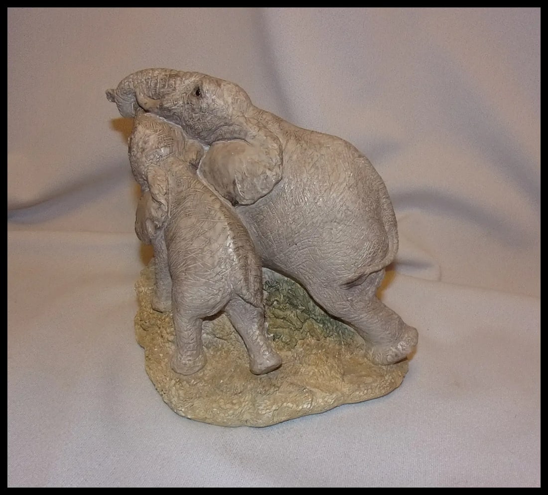 1987 United Design corp. Nobel OK. Large African Elephant Statue with Babies - 12