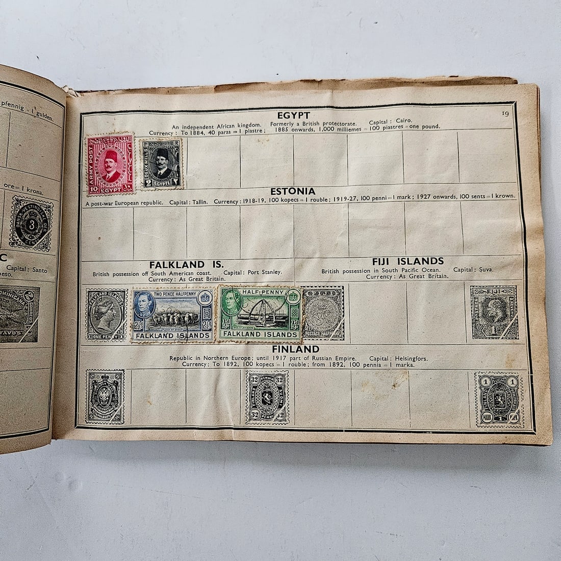Vintage Cromwell Series WORLD WIDE stamp album for British and Foreign Stamps Circa 1940-1950 - 8