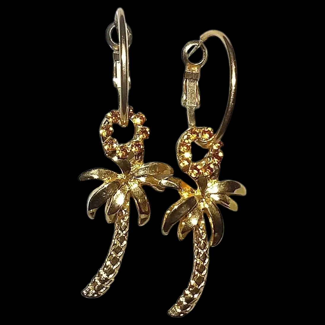 Palm Tree Gold Tone Palm Tree Post Earrings: This pair of Palm Tree Gold Tone Palm Tree Post Earrings are in excellent condition. Includes a ring of sparkling rhinestones and hoops that prevent loss of earring. Item id: ls009561 Type: Costume Co