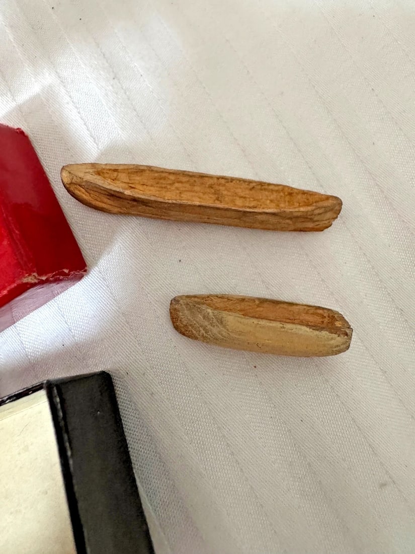 2 Antique primitive Wood Canoe Handmade carving Dollhouse Miniature 2"& 1": This product is a set of two antique primitive wood canoes, handmade with carving details measuring 2 inches and 1 inch in size. The canoes are origin from the USA and are part of Native American cult