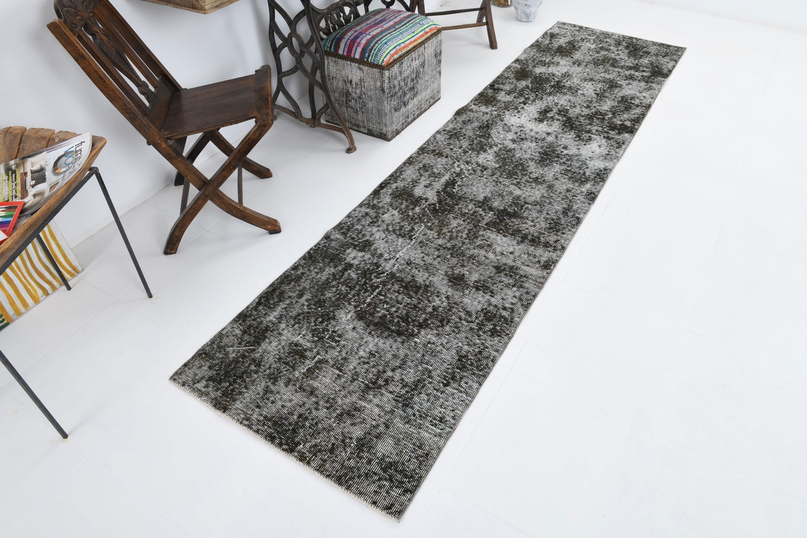 2'6'' x 10'0'' Handmade Vintage Wool Rug - 7105 - 7