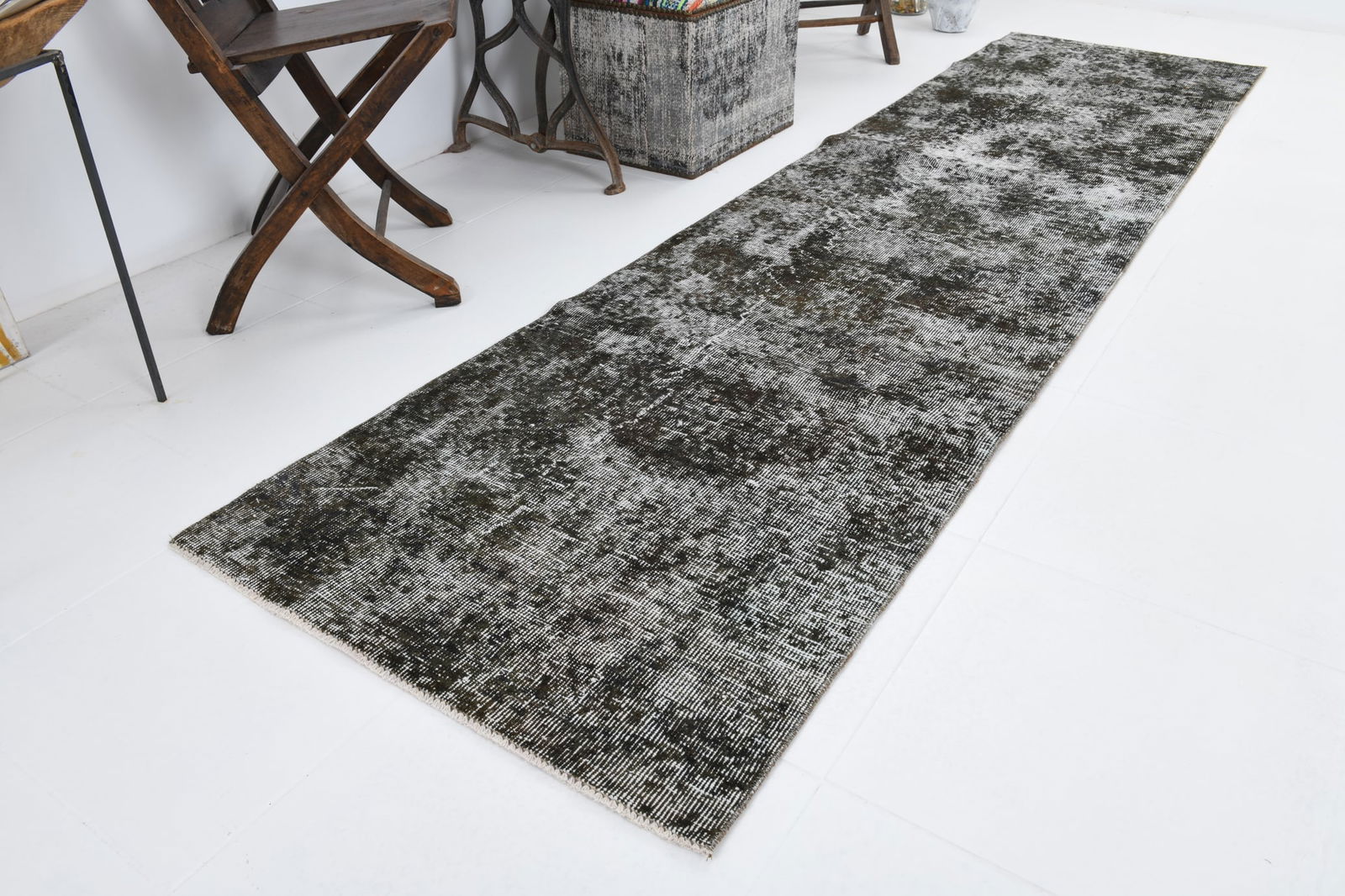 2'6'' x 10'0'' Handmade Vintage Wool Rug - 7105 - 8
