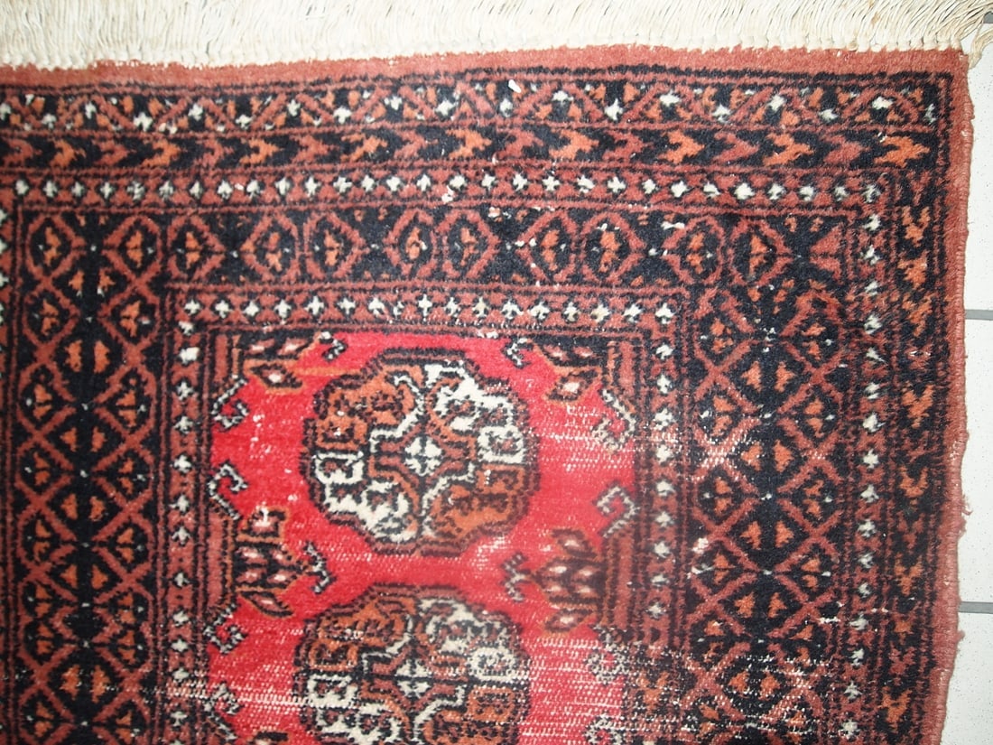 Handmade vintage Pakistani Lahore distressed rug 2.4' x 3.9' (75cm x 119cm) 1960s - 2