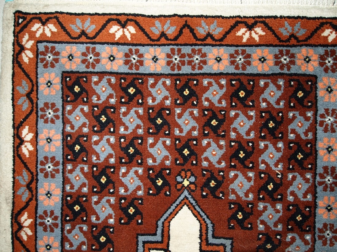 Handmade vintage Moroccan Berber rug 2.6' x 5.6' (81cm x 170cm) 1970s - 2