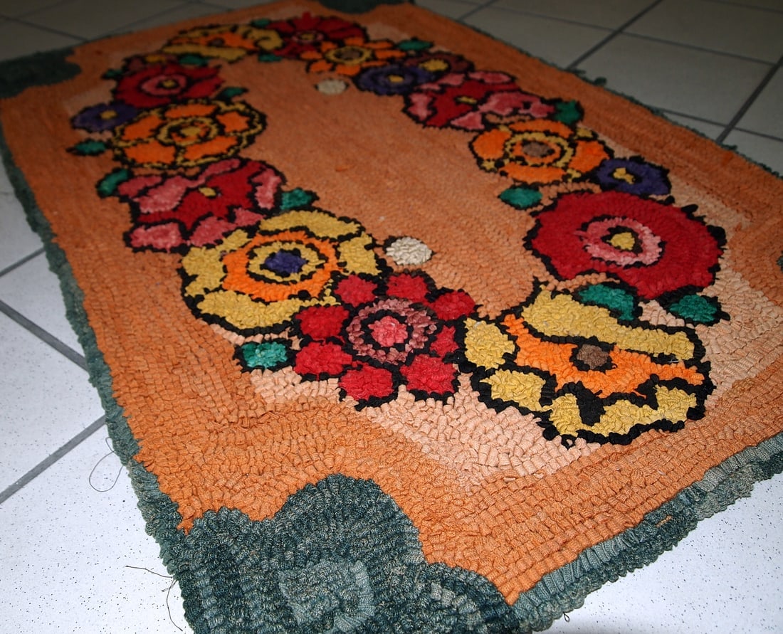 Handmade vintage American hooked rug 2' x 3' ( 61cm x 91cm ) 1940 - 4