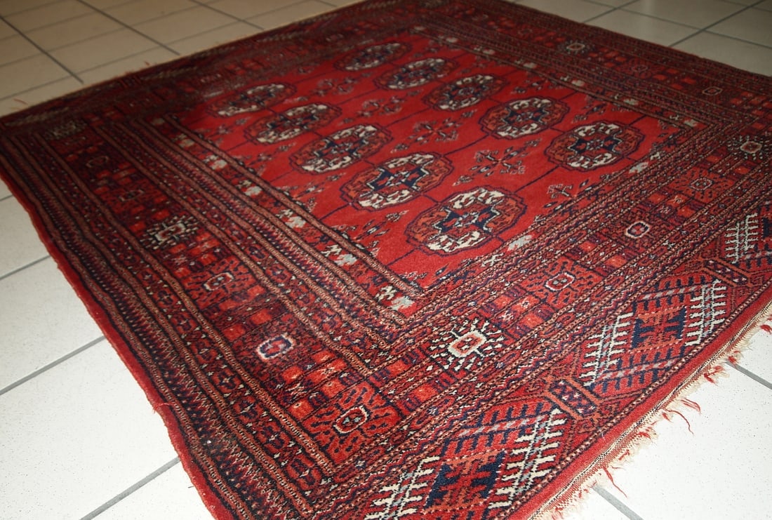 Handmade vintage Turkmen Tekke rug 3.5' x 3.6' (109cm x 112cm) 1970s - 10