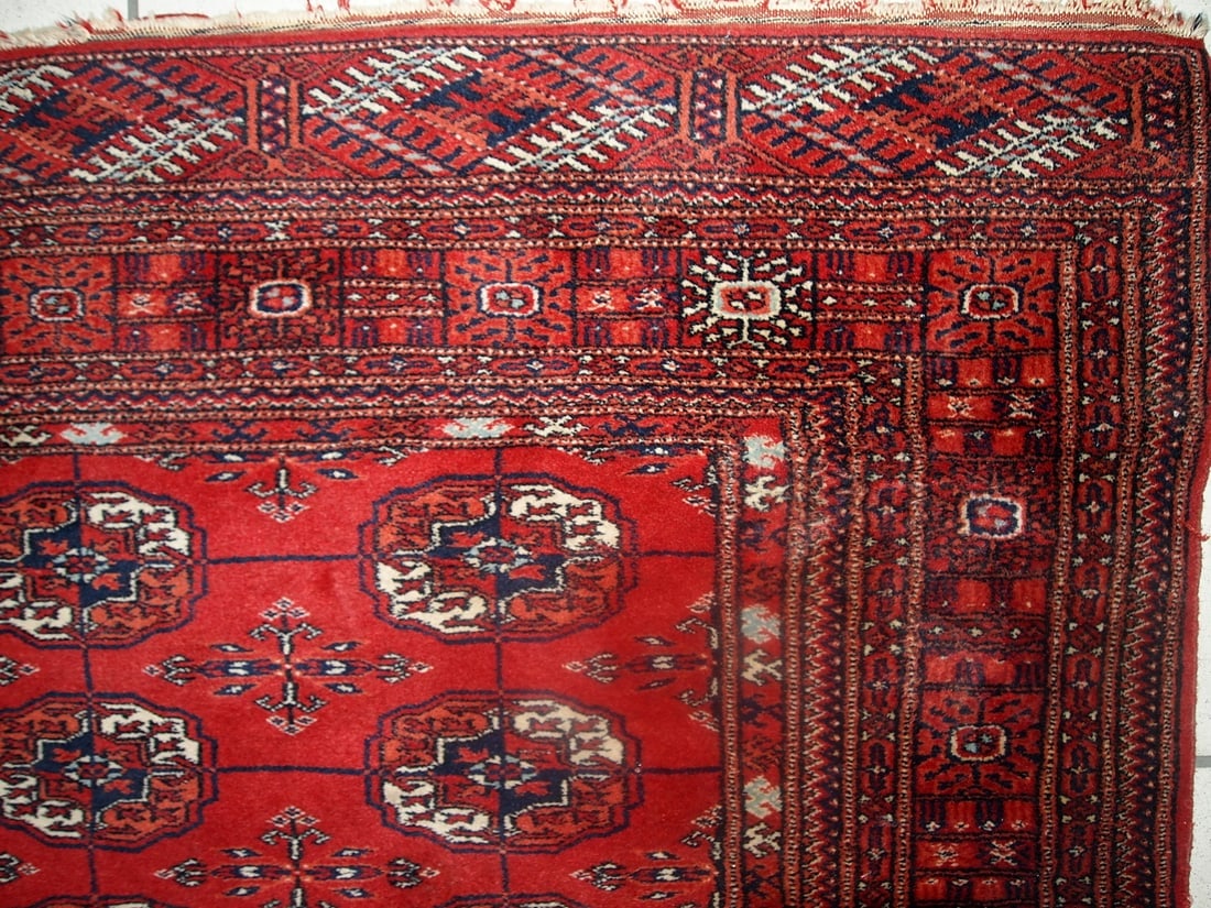 Handmade vintage Turkmen Tekke rug 3.5' x 3.6' (109cm x 112cm) 1970s - 3