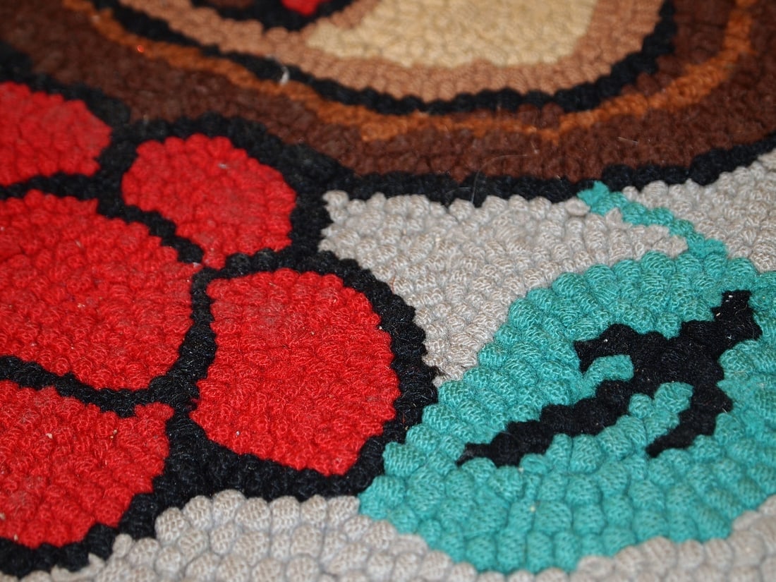 Handmade antique American hooked rug 2,2' x 4,4' ( 67cm x 135cm ) 1930 - 12