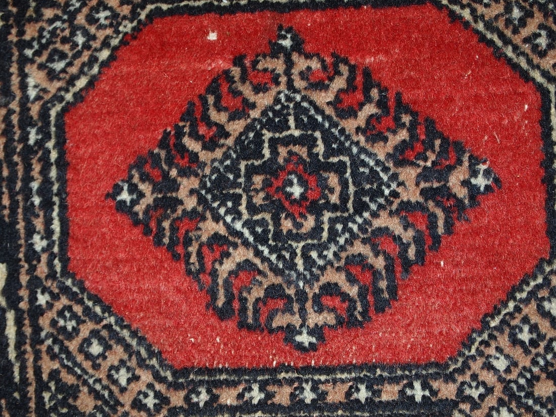 Handmade vintage Pakistani Lahore distressed rug 1.4' x 1.9' (45cm x 58cm) 1970s - 3