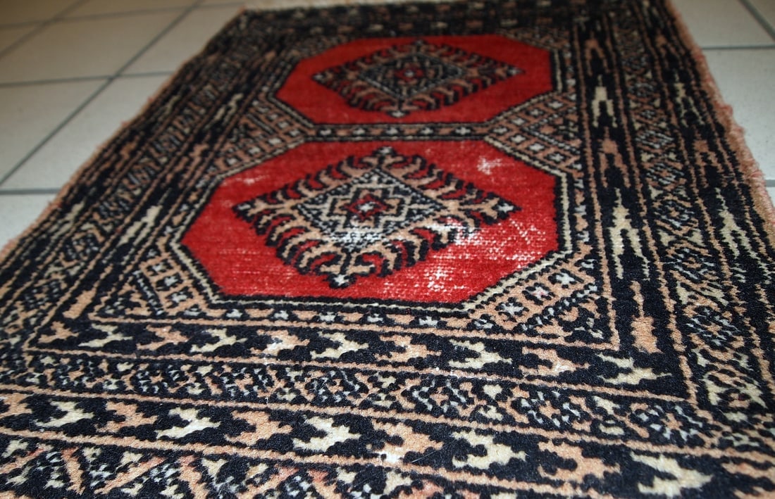 Handmade vintage Pakistani Lahore distressed rug 1.4' x 1.9' (45cm x 58cm) 1970s - 6