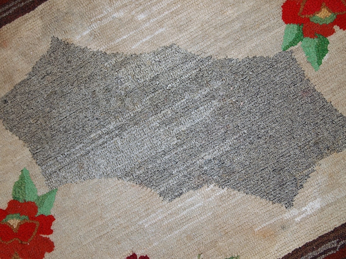 Handmade antique American Hooked rug 2.5' x 4.5' (78cm x 138cm) 1920s - 4