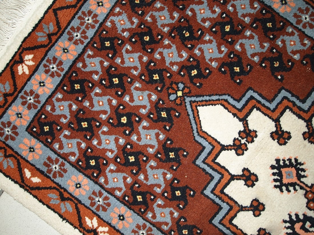 Handmade vintage Moroccan Berber rug 2.6' x 5.6' (81cm x 170cm) 1970s - 3