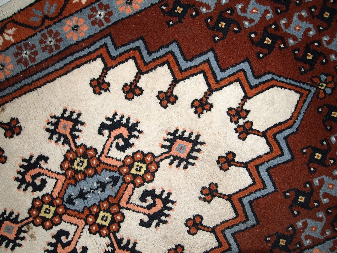 Handmade vintage Moroccan Berber rug 2.6' x 5.6' (81cm x 170cm) 1970s - 4