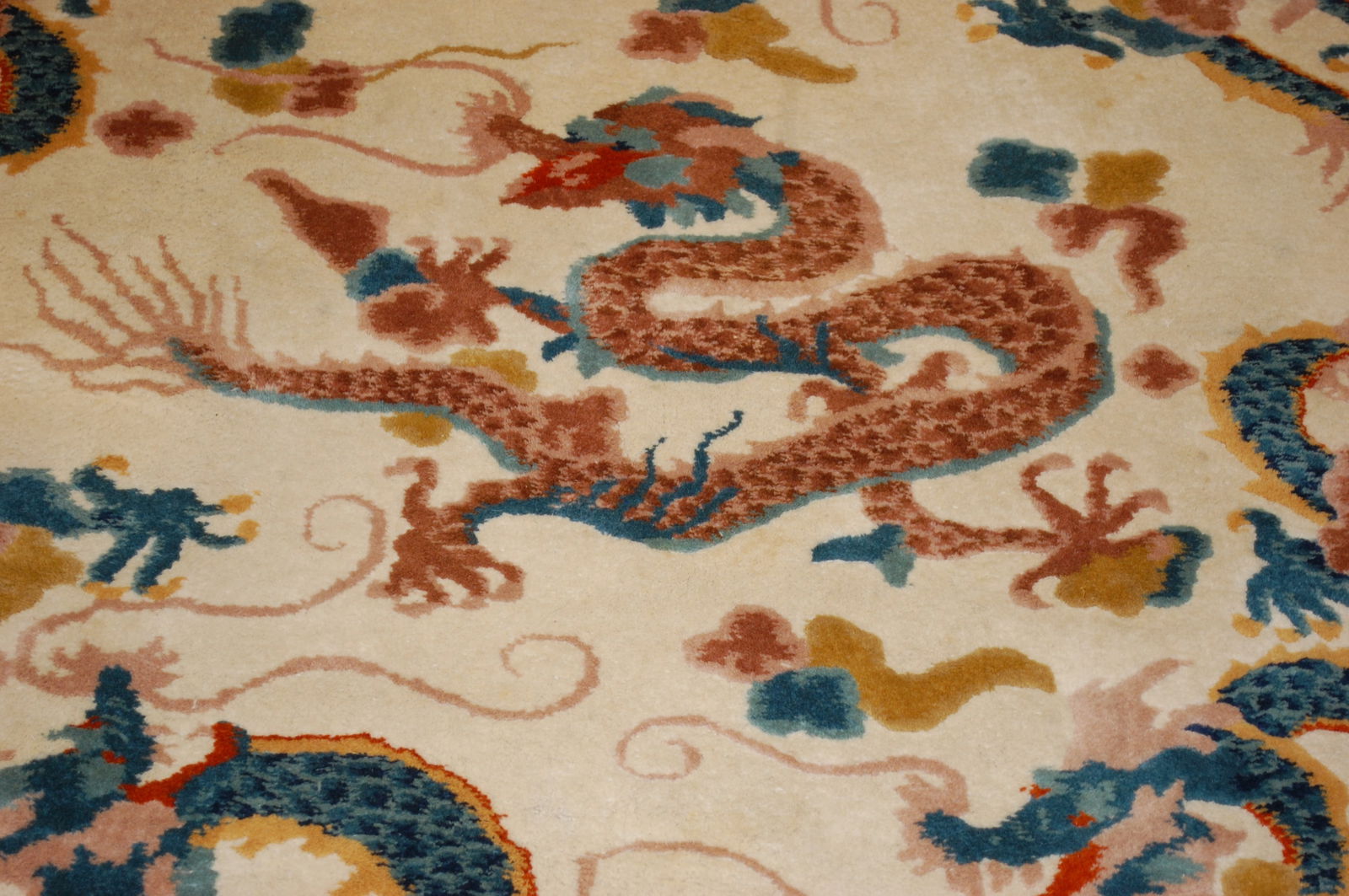 CHINESE NICHOLSRUG 5'10" x 8'10" - 12