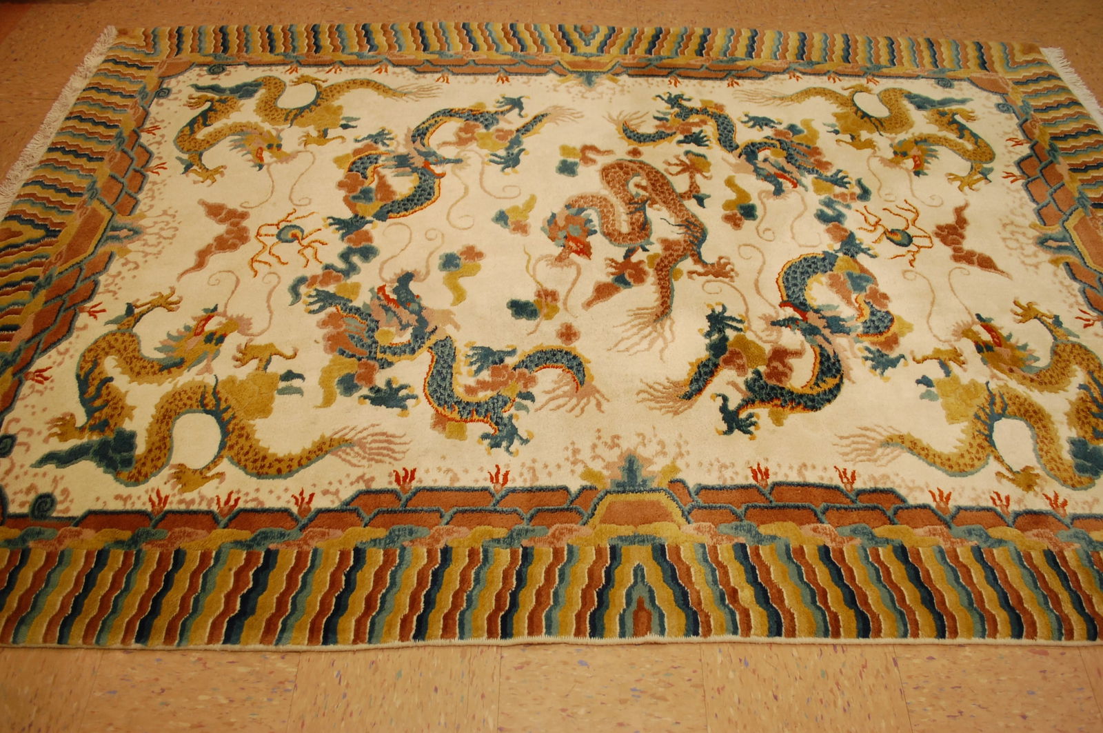 CHINESE NICHOLSRUG 5'10" x 8'10" - 8