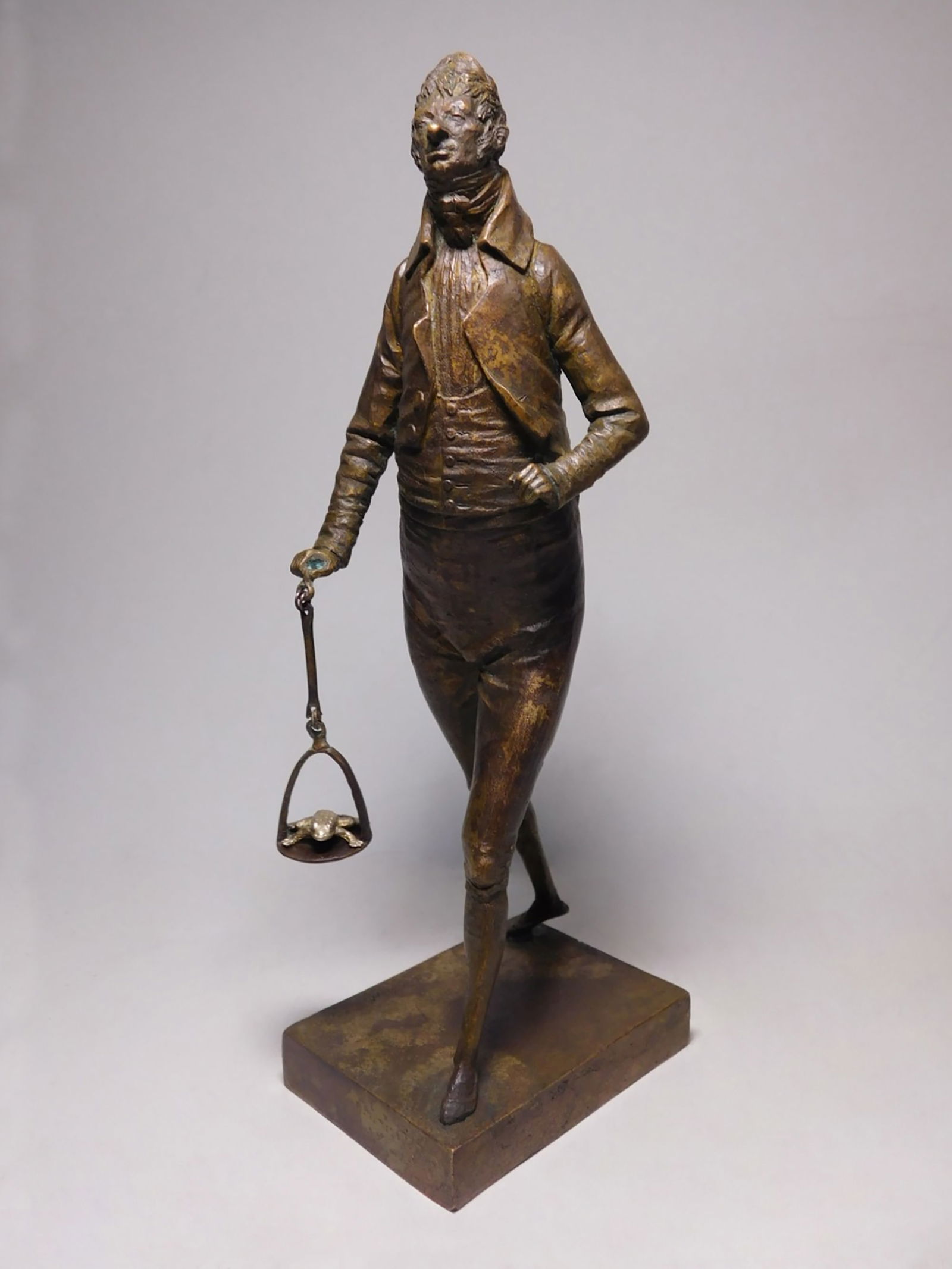 Toad walking - bronze sculpture - 2