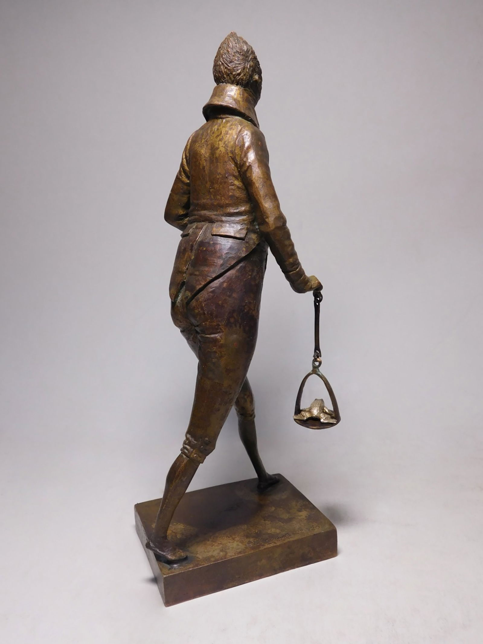 Toad walking - bronze sculpture - 3