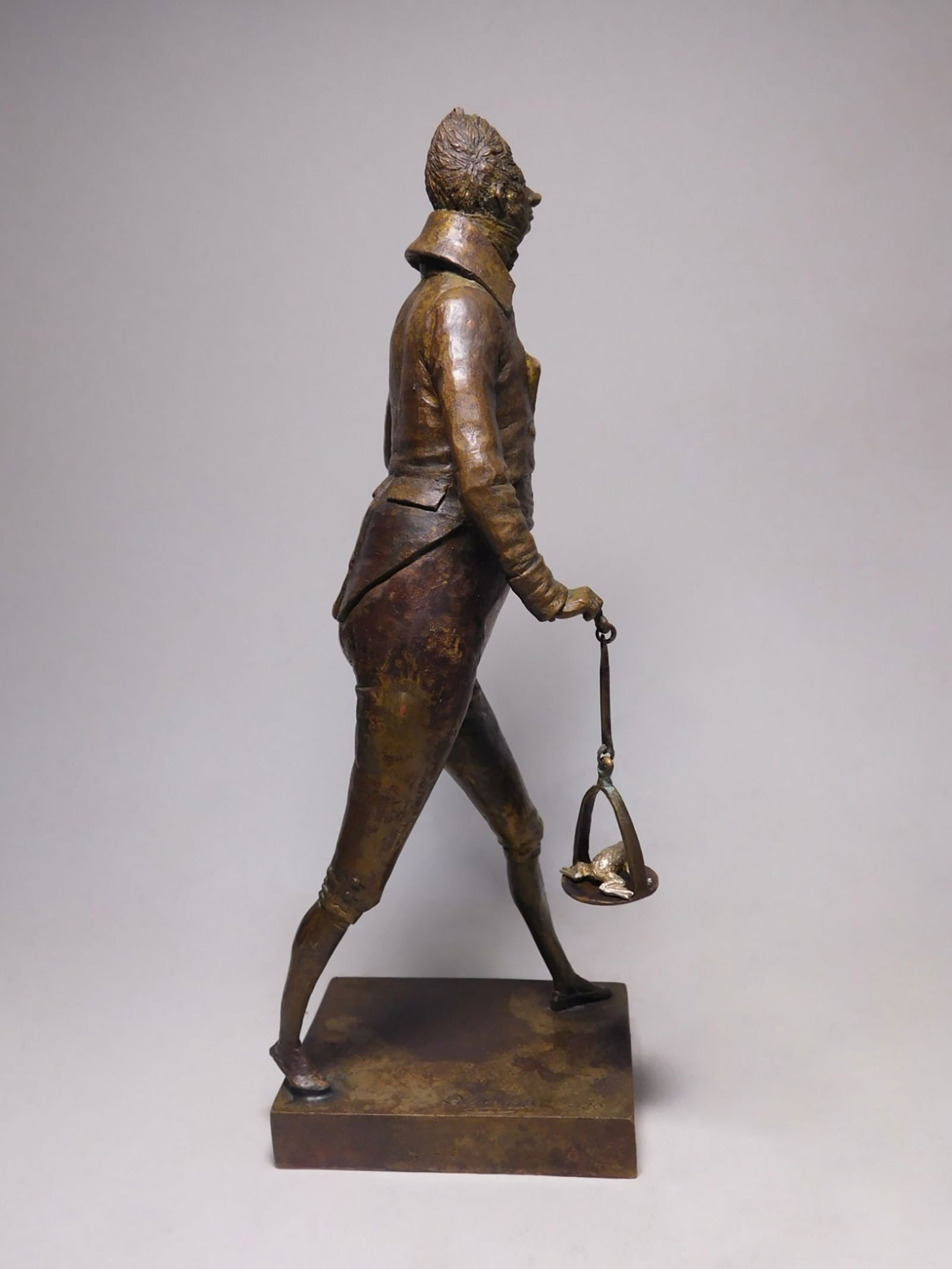 Toad walking - bronze sculpture - 4