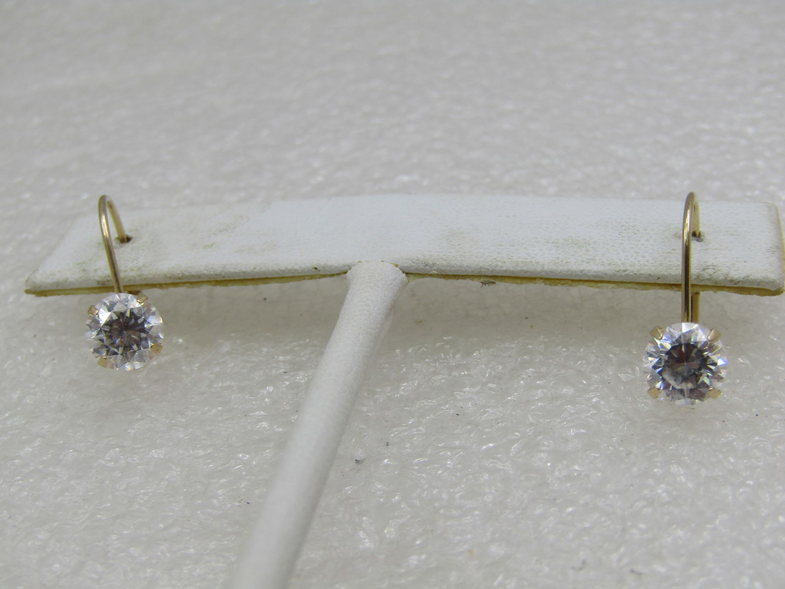 Vintage 14kt Diamonique .95 CTW CZ Earrings, Leverback: Title:Vintage 14kt Diamonique .95 CTW CZ Earrings, LeverbackDescription:Vintage 14kt Diamonique .95 CTW CZ Earrings, Leverback. These are appx. 6mm round cut CZ solitaire earrings. The CZ's are set